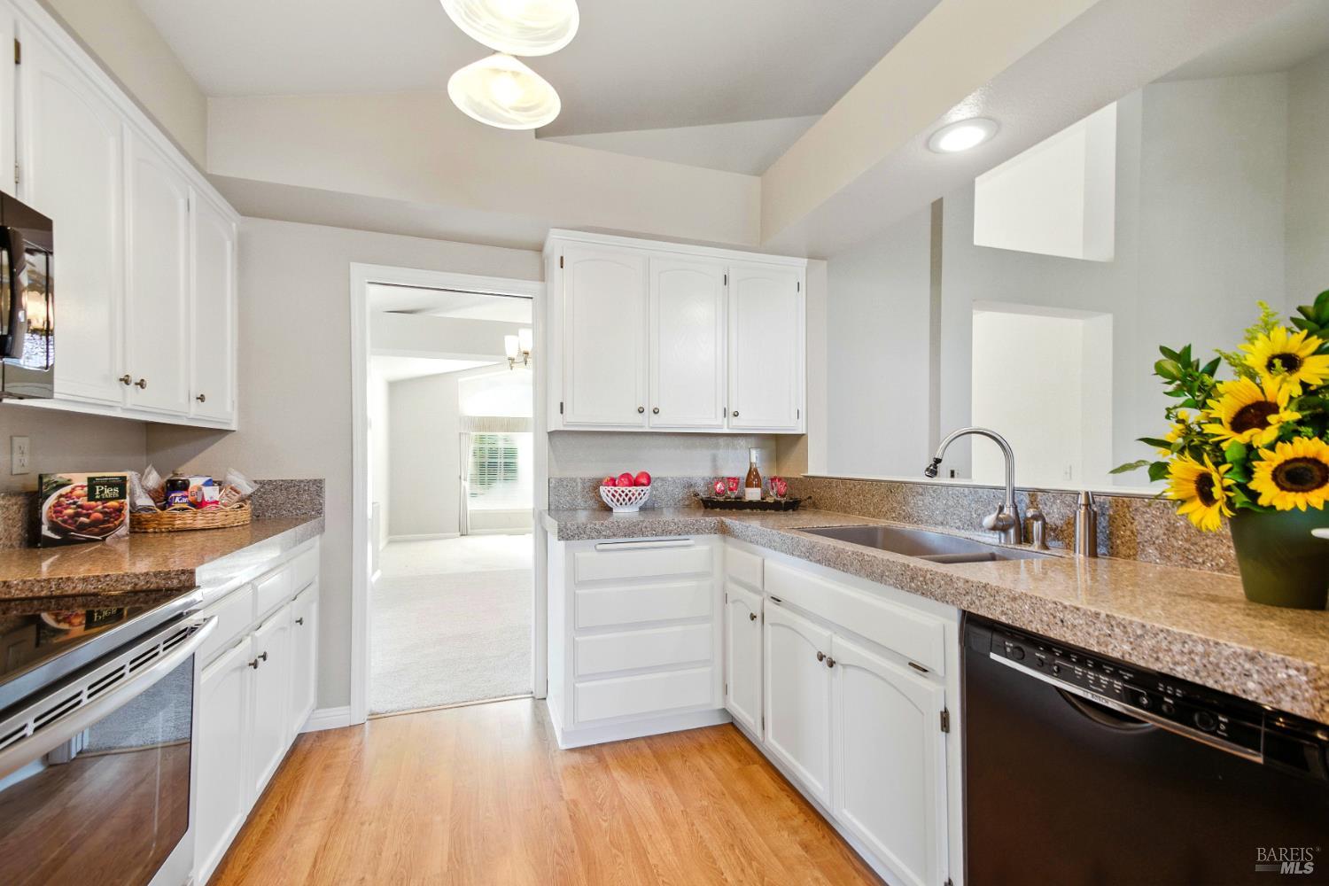 Detail Gallery Image 8 of 32 For 1761 Kerry Ln, Santa Rosa,  CA 95403 - 4 Beds | 2 Baths