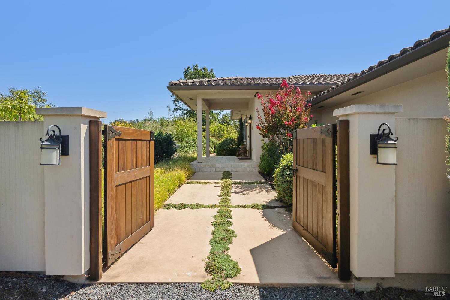 Detail Gallery Image 7 of 46 For 1057 Red Tail Rd, Healdsburg,  CA 95448 - 2 Beds | 3/1 Baths