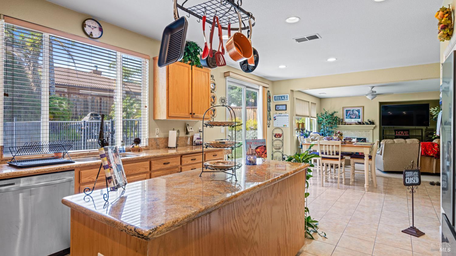 Detail Gallery Image 13 of 57 For 3501 Sunny Hill Ct, Fairfield,  CA 94534 - 4 Beds | 4/1 Baths