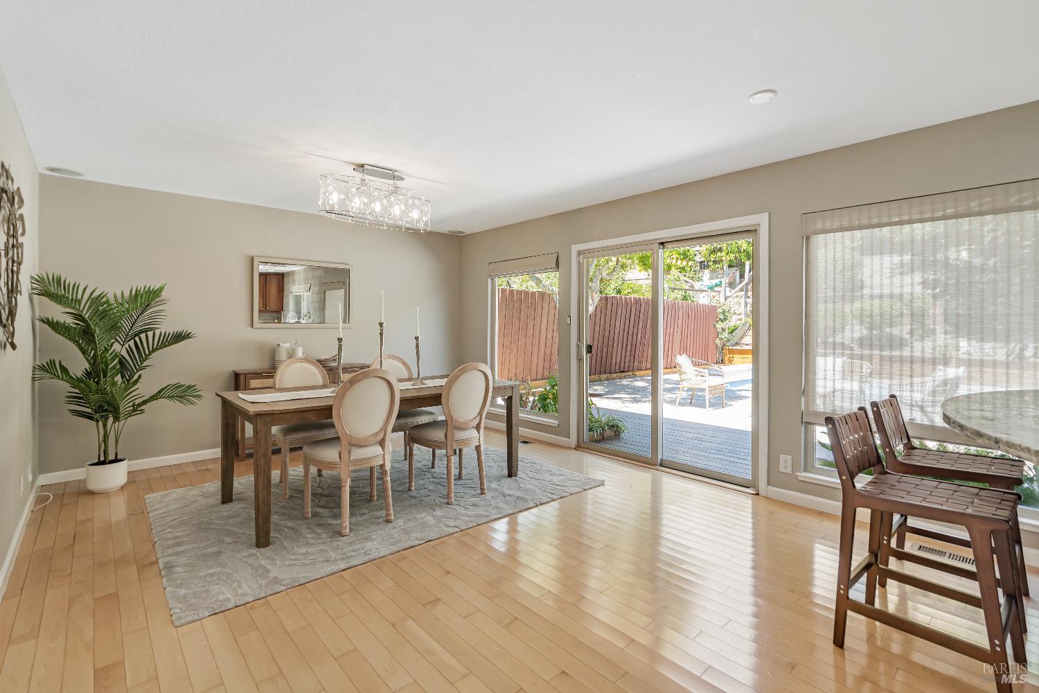 Detail Gallery Image 9 of 33 For 936 Patricia Way, San Rafael,  CA 94903 - 3 Beds | 2 Baths