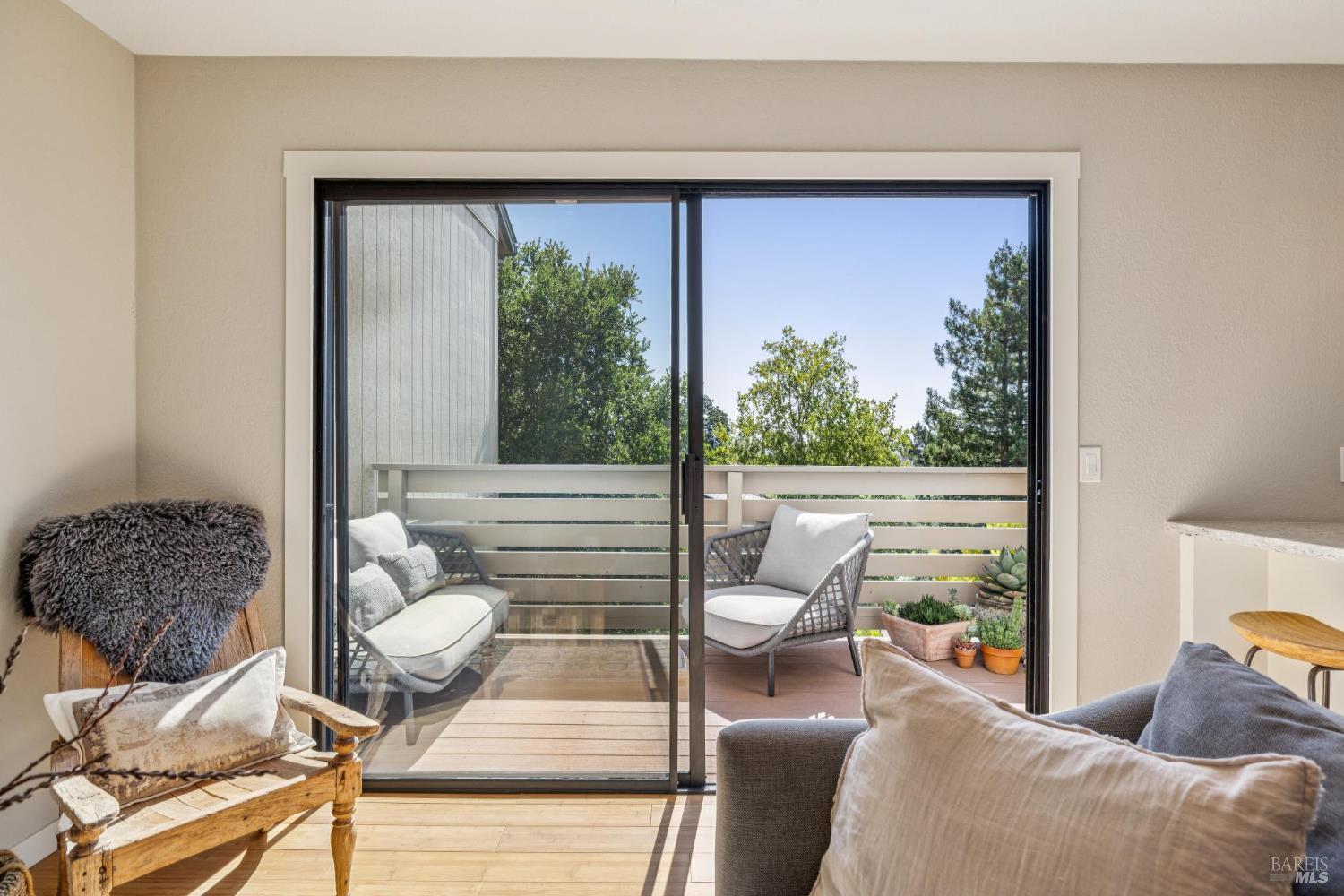 Detail Gallery Image 17 of 42 For 2 Columbine Ln, Novato,  CA 94947 - 3 Beds | 2/1 Baths
