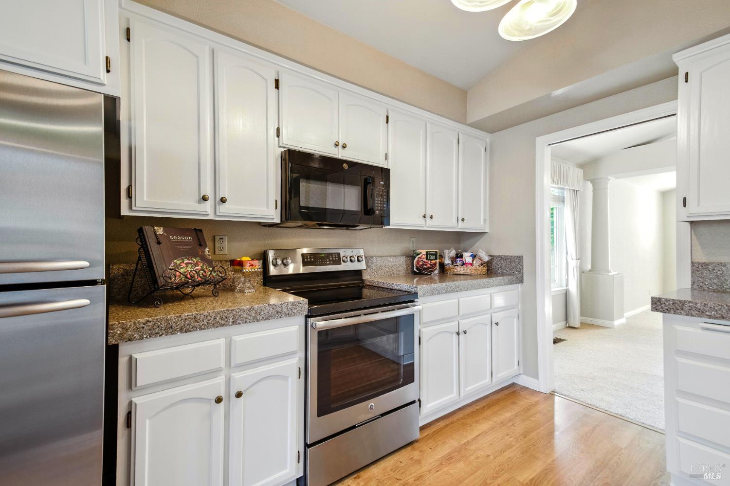 Detail Gallery Image 9 of 32 For 1761 Kerry Ln, Santa Rosa,  CA 95403 - 4 Beds | 2 Baths