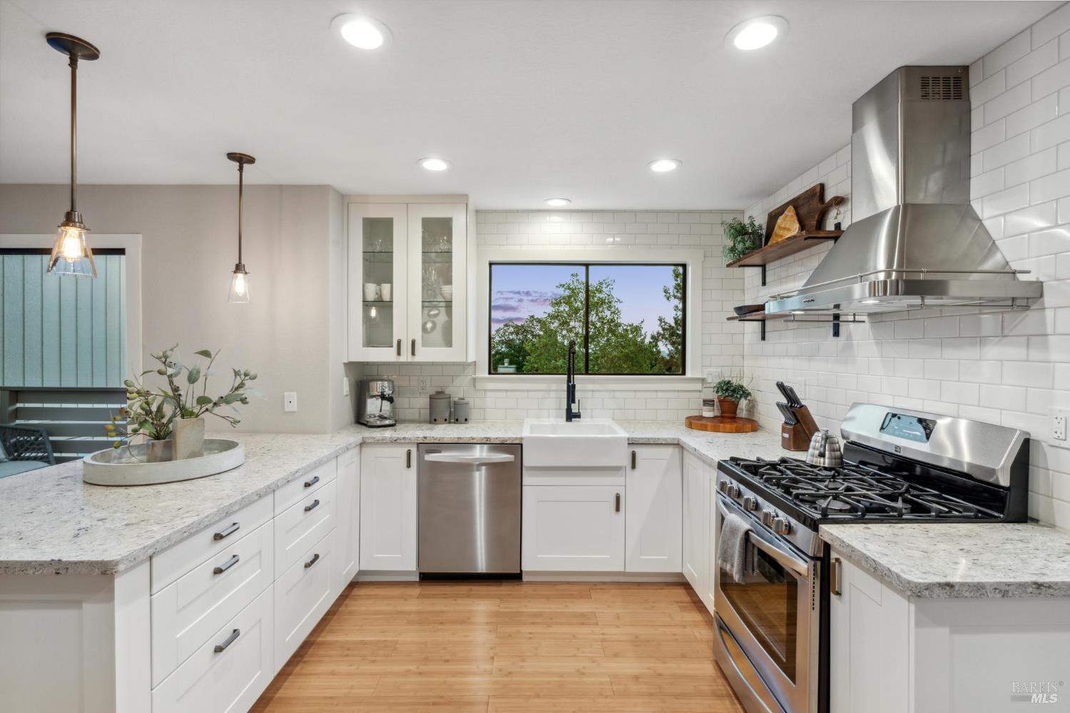Detail Gallery Image 11 of 42 For 2 Columbine Ln, Novato,  CA 94947 - 3 Beds | 2/1 Baths