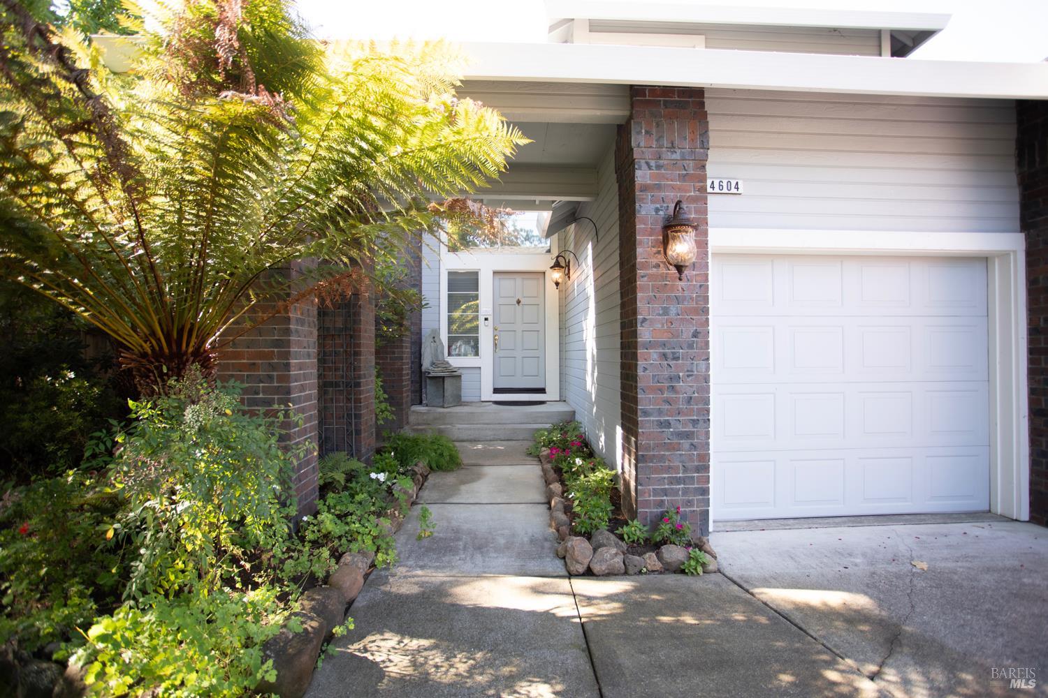 Detail Gallery Image 4 of 84 For 4604 Parktrail Ct, Santa Rosa,  CA 95405 - 4 Beds | 3 Baths