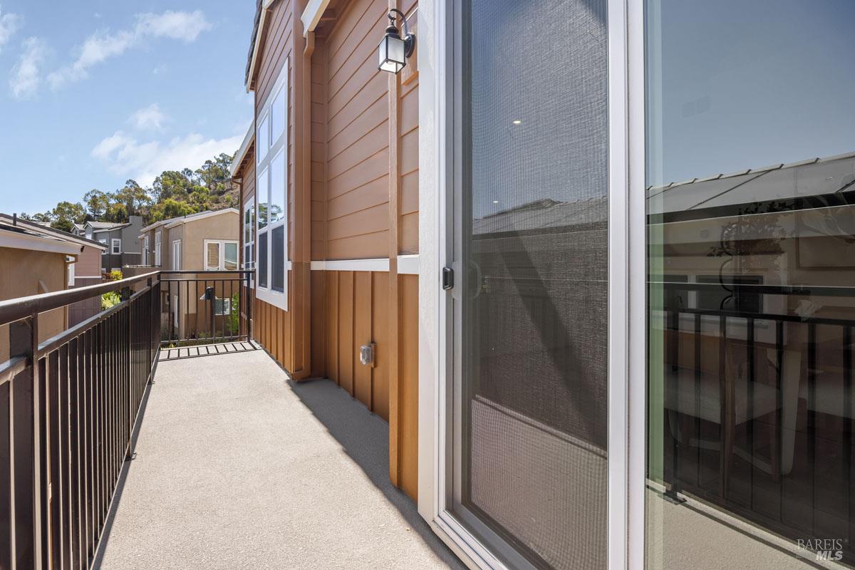 Detail Gallery Image 8 of 21 For 2 Topaz Ct, Petaluma,  CA 94952 - 3 Beds | 3 Baths