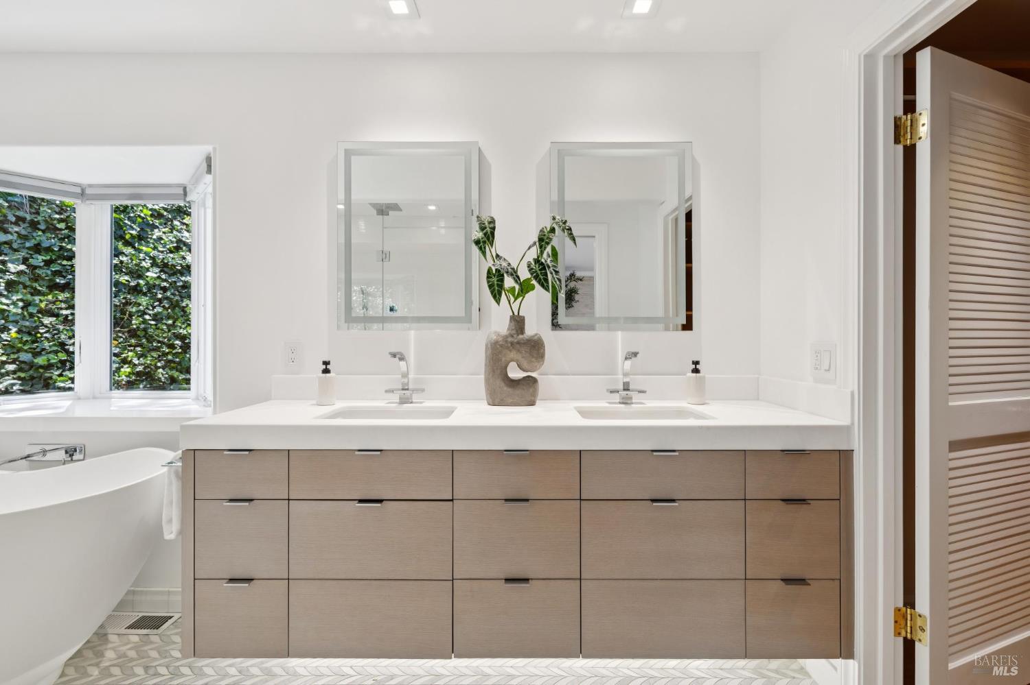 Detail Gallery Image 30 of 72 For 260 Spencer Ave, Sausalito,  CA 94965 - 5 Beds | 5 Baths