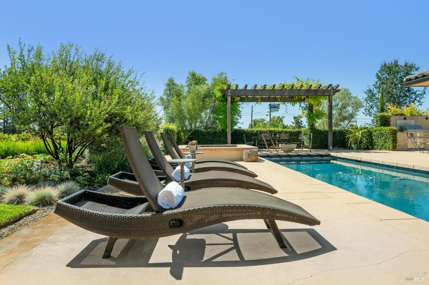 Detail Gallery Image 4 of 46 For 1057 Red Tail Rd, Healdsburg,  CA 95448 - 2 Beds | 3/1 Baths