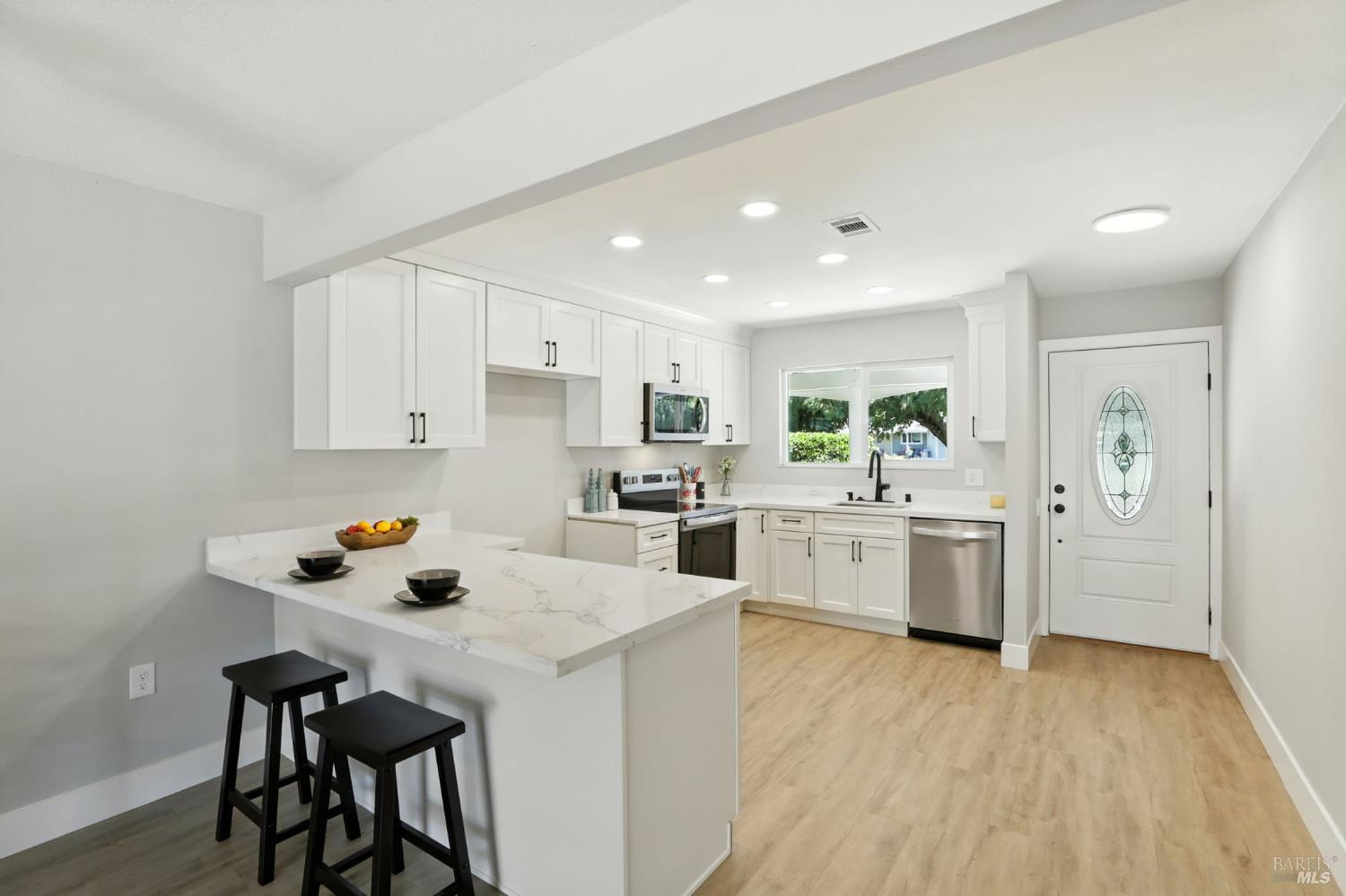 Detail Gallery Image 6 of 19 For 122 Monterey Dr, Vacaville,  CA 95687 - 2 Beds | 2 Baths