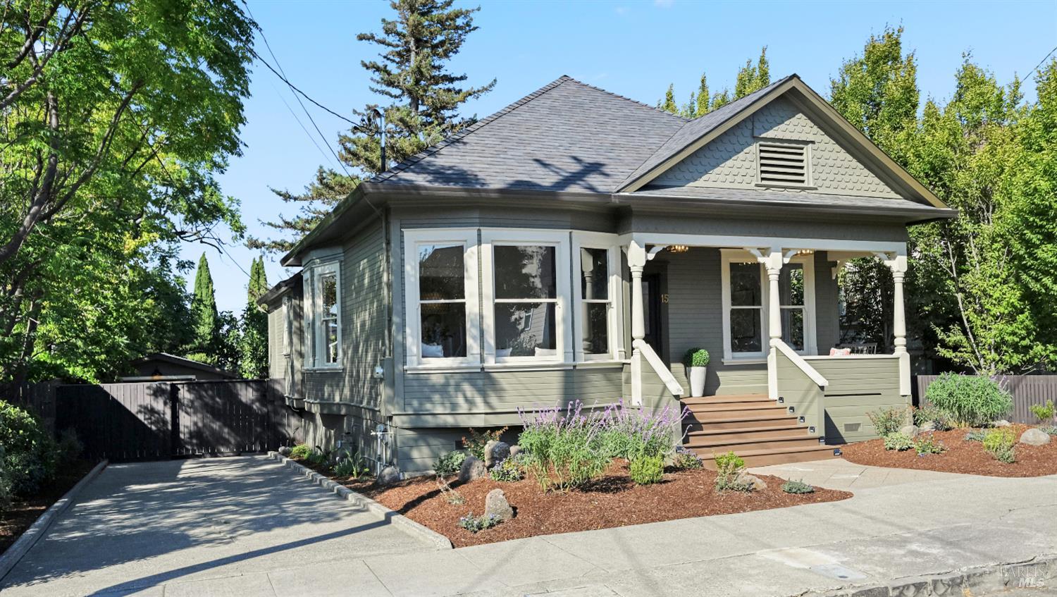 Detail Gallery Image 2 of 66 For 15 8th St, Petaluma,  CA 94952 - 3 Beds | 2/1 Baths