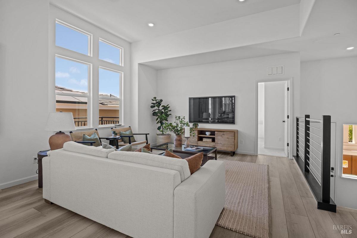 Detail Gallery Image 7 of 21 For 2 Topaz Ct, Petaluma,  CA 94952 - 3 Beds | 3 Baths