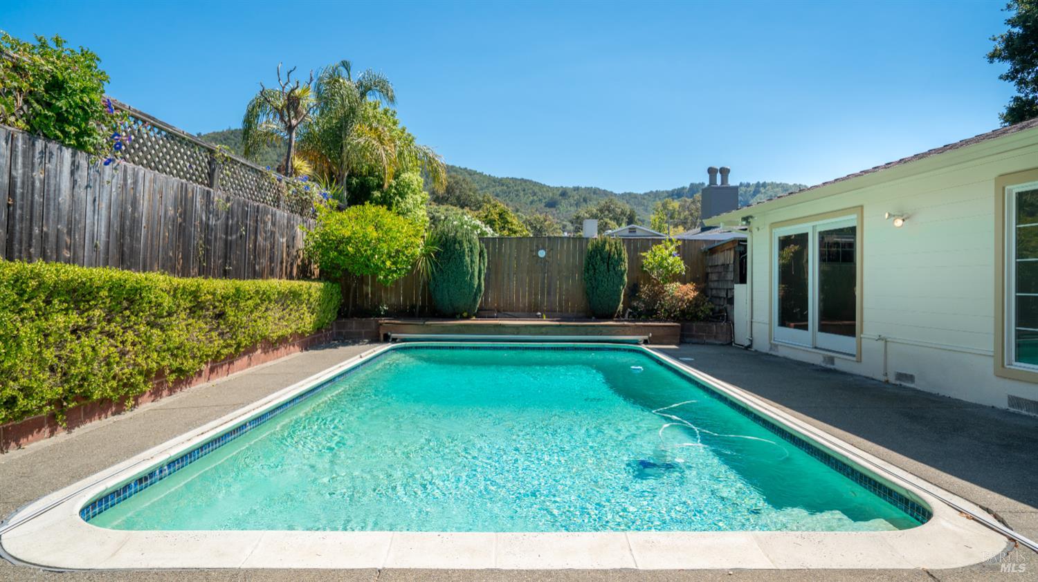 Detail Gallery Image 12 of 44 For 120 Meriam Dr, San Rafael,  CA 94903 - 3 Beds | 2/1 Baths