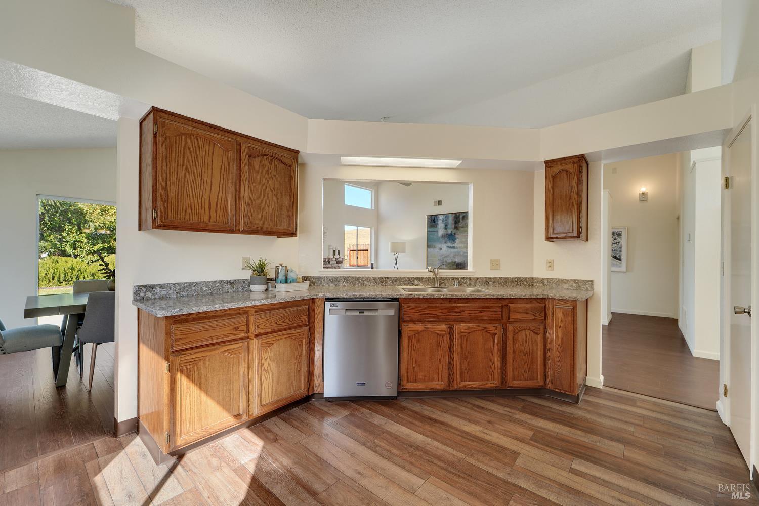 Detail Gallery Image 13 of 61 For 789 Barton Way, Benicia,  CA 94510 - 3 Beds | 2 Baths