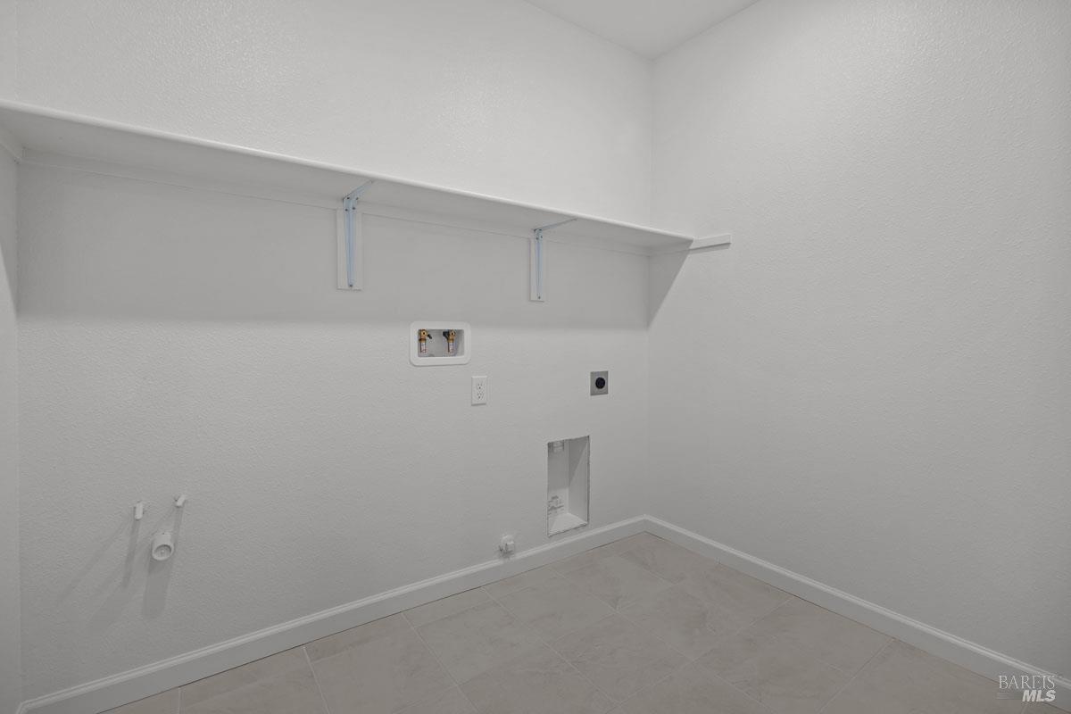 Detail Gallery Image 16 of 21 For 2 Topaz Ct, Petaluma,  CA 94952 - 3 Beds | 3 Baths