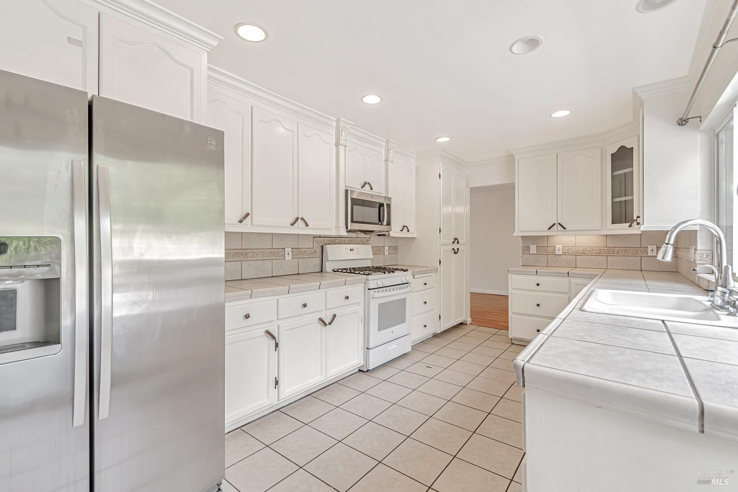 Detail Gallery Image 13 of 48 For 5209 San Luis Ave, Santa Rosa,  CA 95409 - 5 Beds | 3/1 Baths