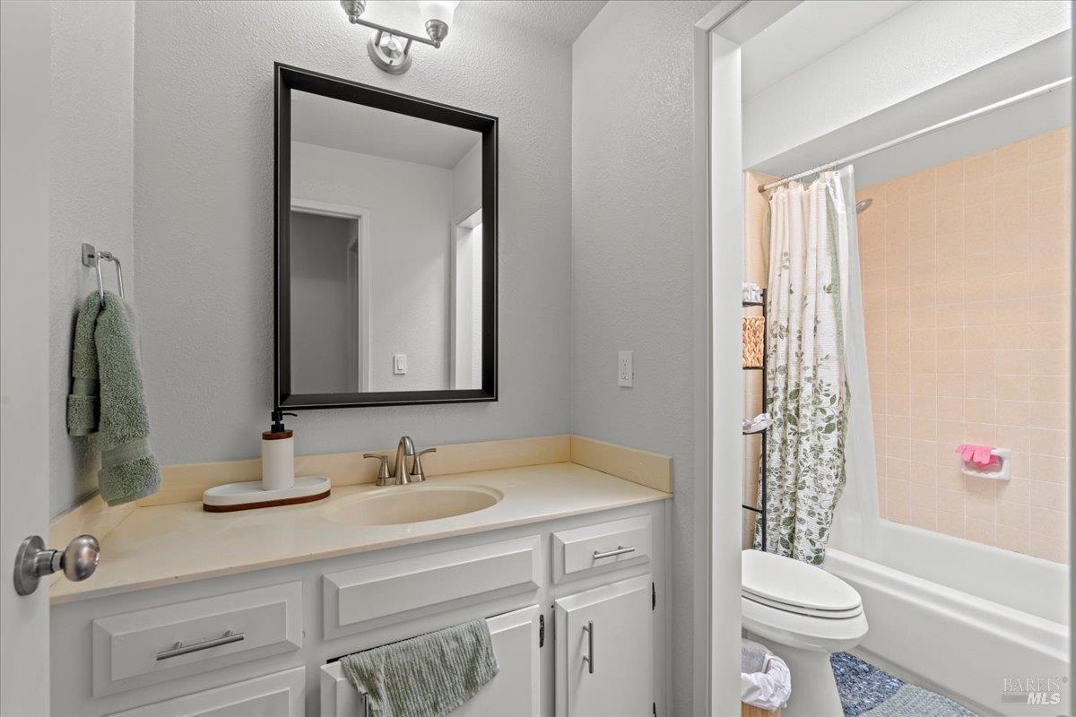 Detail Gallery Image 14 of 28 For 1330 Blackberry Ct, Dixon,  CA 95620 - 3 Beds | 2 Baths