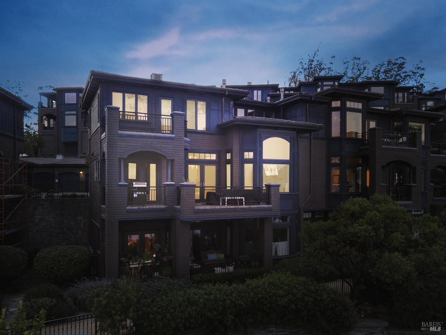 Detail Gallery Image 4 of 33 For 44 De Silva Island Dr, Mill Valley,  CA 94941 - 3 Beds | 2/1 Baths