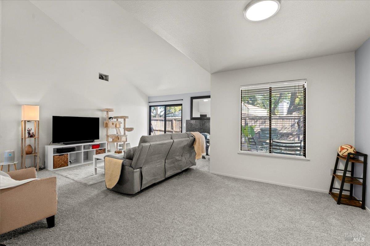 Detail Gallery Image 9 of 28 For 1330 Blackberry Ct, Dixon,  CA 95620 - 3 Beds | 2 Baths
