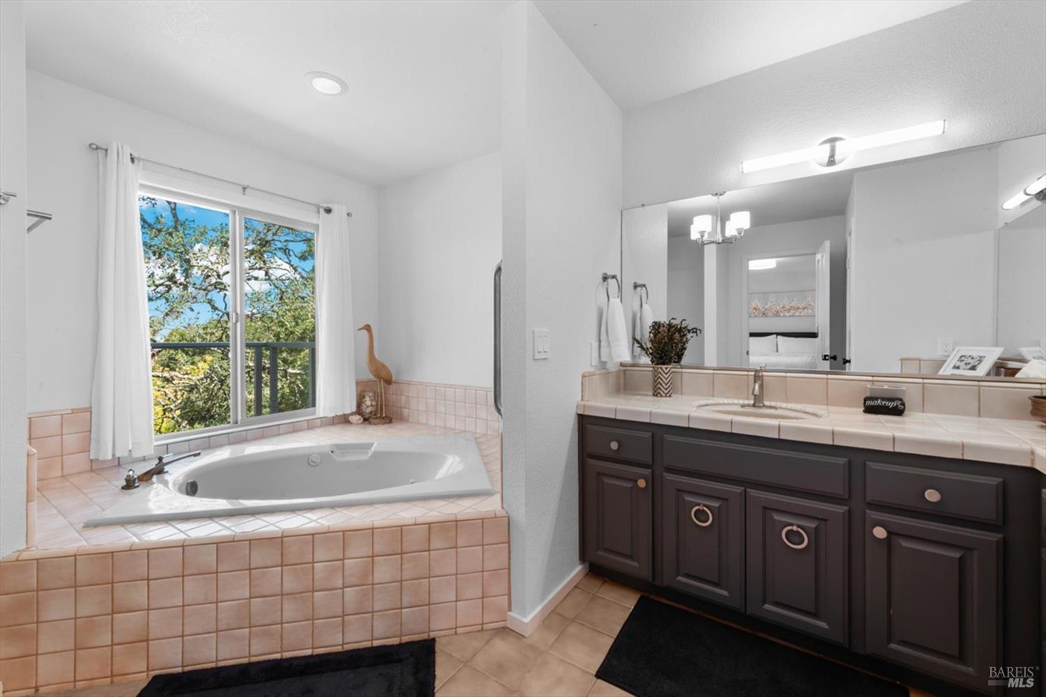 Detail Gallery Image 19 of 31 For 5860 Sharp Rd, Calistoga,  CA 94515 - 4 Beds | 4 Baths