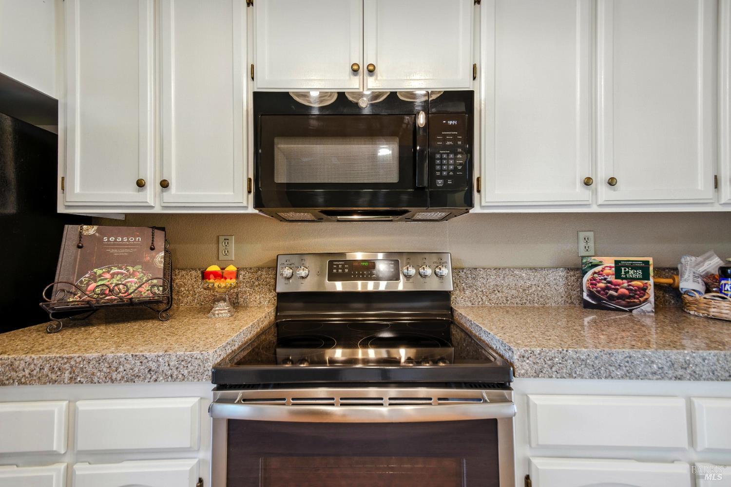 Detail Gallery Image 10 of 32 For 1761 Kerry Ln, Santa Rosa,  CA 95403 - 4 Beds | 2 Baths