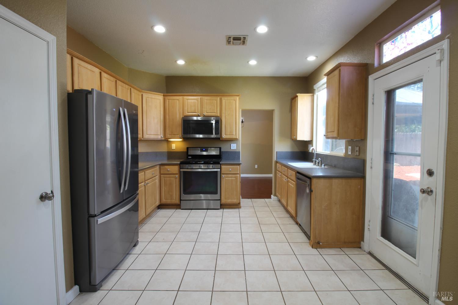 Detail Gallery Image 6 of 26 For 513 De Flores Cir, Rio Vista,  CA 94571 - 4 Beds | 2/1 Baths