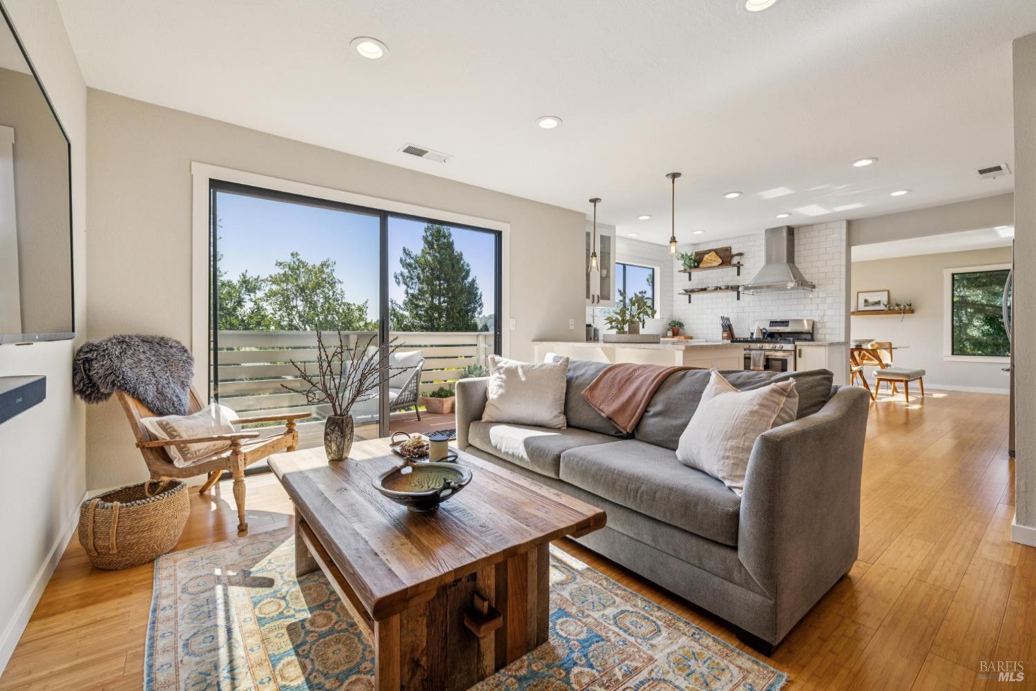 Detail Gallery Image 15 of 42 For 2 Columbine Ln, Novato,  CA 94947 - 3 Beds | 2/1 Baths