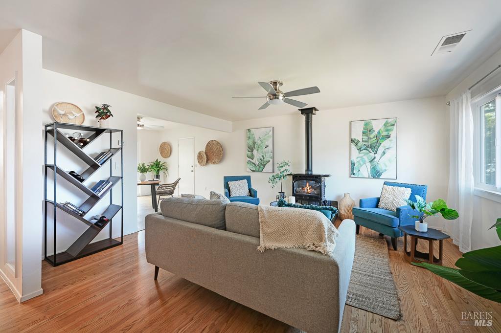 Detail Gallery Image 5 of 34 For 5227 Wendell Ln, Sebastopol,  CA 95472 - 3 Beds | 1 Baths