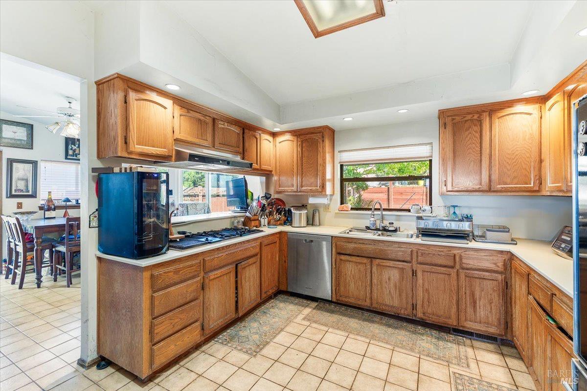 Detail Gallery Image 14 of 52 For 4331 Panorama Dr, Santa Rosa,  CA 95404 - 6 Beds | 3 Baths