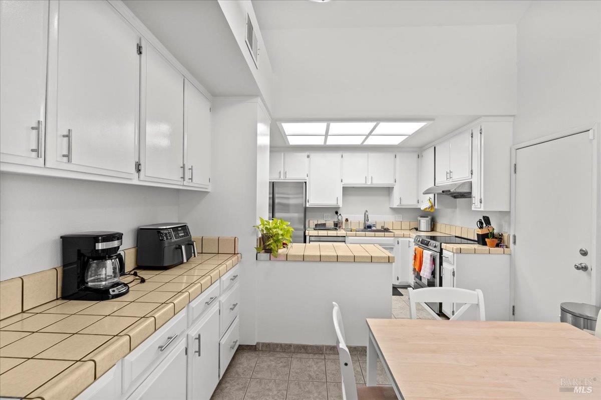 Detail Gallery Image 10 of 28 For 1330 Blackberry Ct, Dixon,  CA 95620 - 3 Beds | 2 Baths