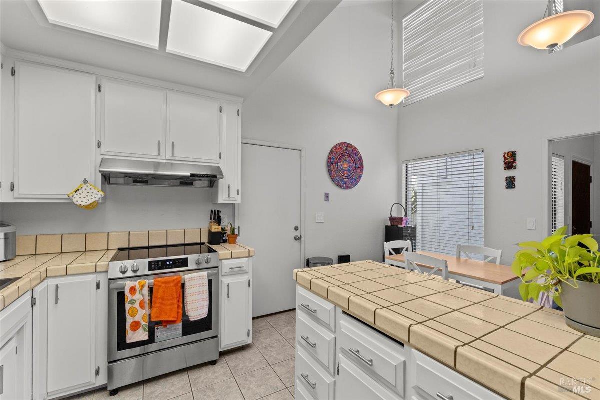 Detail Gallery Image 13 of 28 For 1330 Blackberry Ct, Dixon,  CA 95620 - 3 Beds | 2 Baths