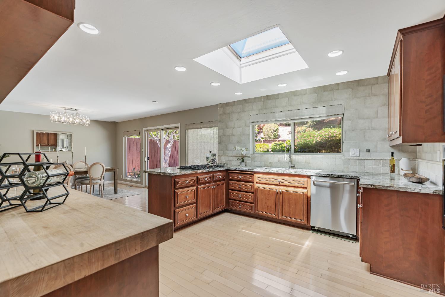 Detail Gallery Image 7 of 33 For 936 Patricia Way, San Rafael,  CA 94903 - 3 Beds | 2 Baths