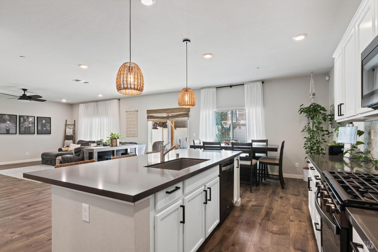 Detail Gallery Image 7 of 28 For 1090 Davidson Ct, Dixon,  CA 95620 - 4 Beds | 3 Baths