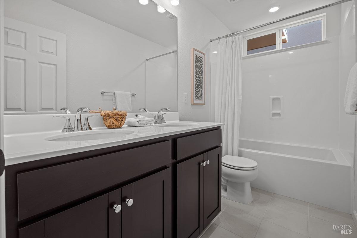 Detail Gallery Image 13 of 21 For 2 Topaz Ct, Petaluma,  CA 94952 - 3 Beds | 3 Baths