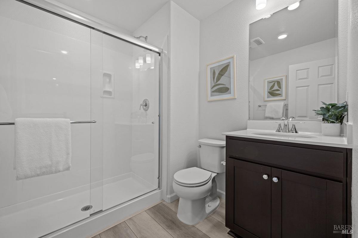 Detail Gallery Image 10 of 21 For 2 Topaz Ct, Petaluma,  CA 94952 - 3 Beds | 3 Baths