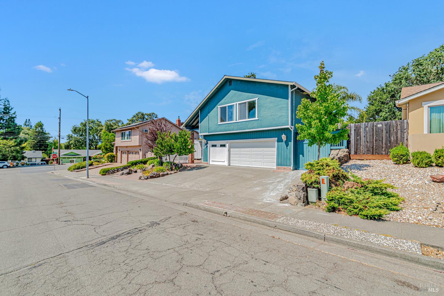 Detail Gallery Image 3 of 48 For 5209 San Luis Ave, Santa Rosa,  CA 95409 - 5 Beds | 3/1 Baths
