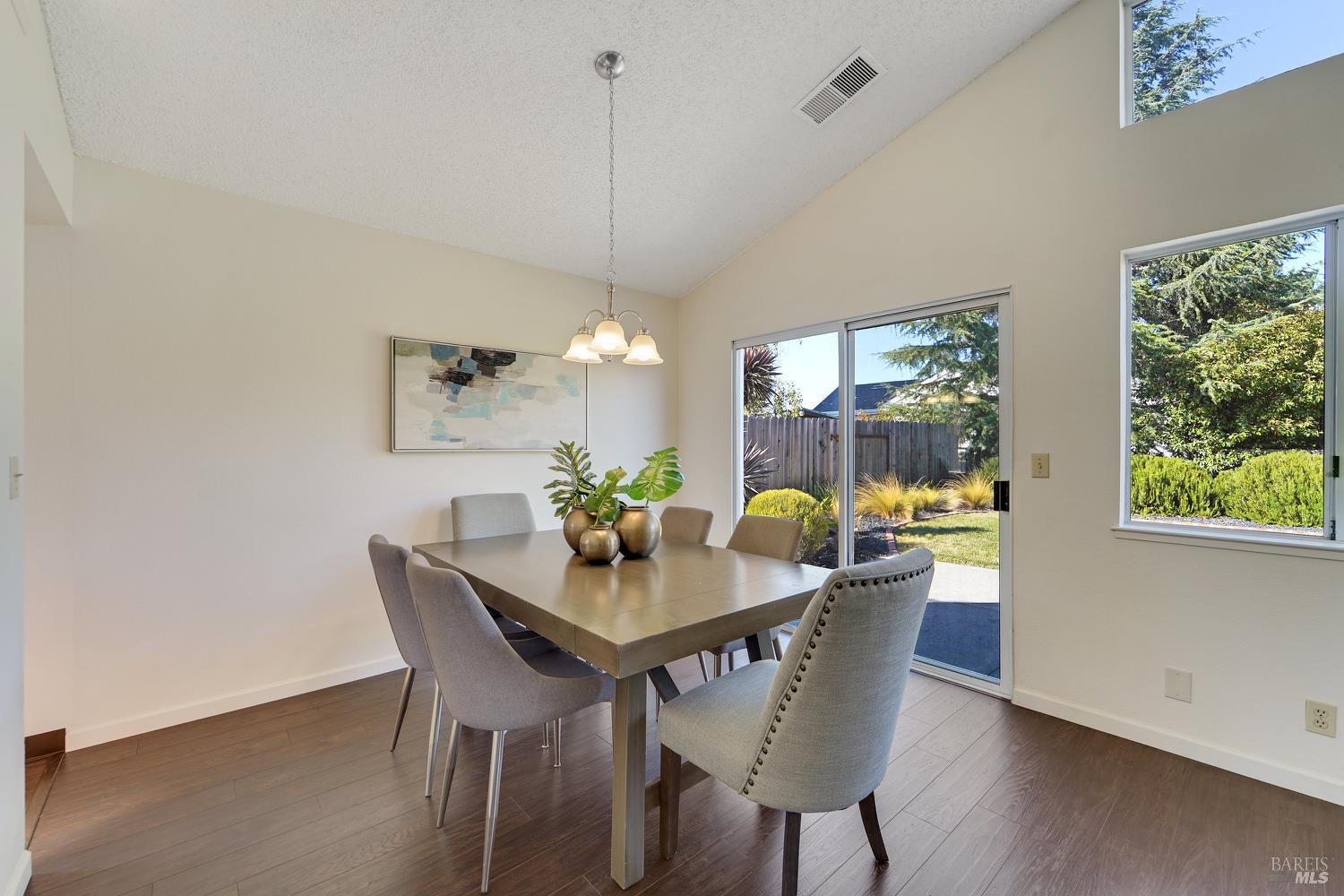 Detail Gallery Image 10 of 61 For 789 Barton Way, Benicia,  CA 94510 - 3 Beds | 2 Baths