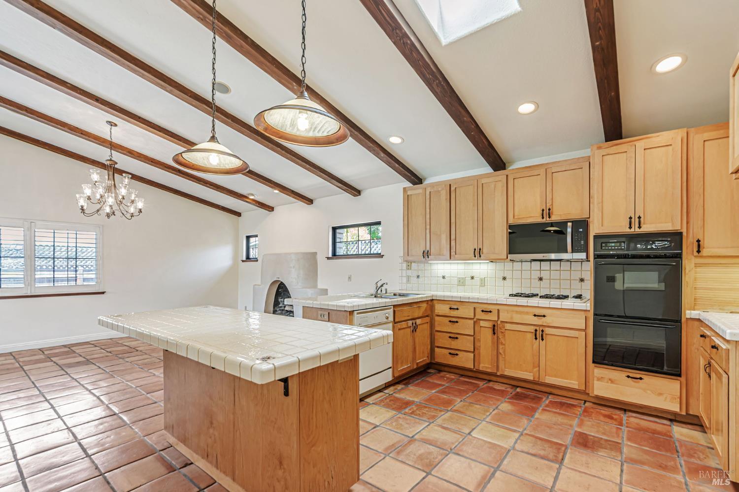 Detail Gallery Image 8 of 45 For 2213 Warwick Dr, Santa Rosa,  CA 95405 - 3 Beds | 2/1 Baths