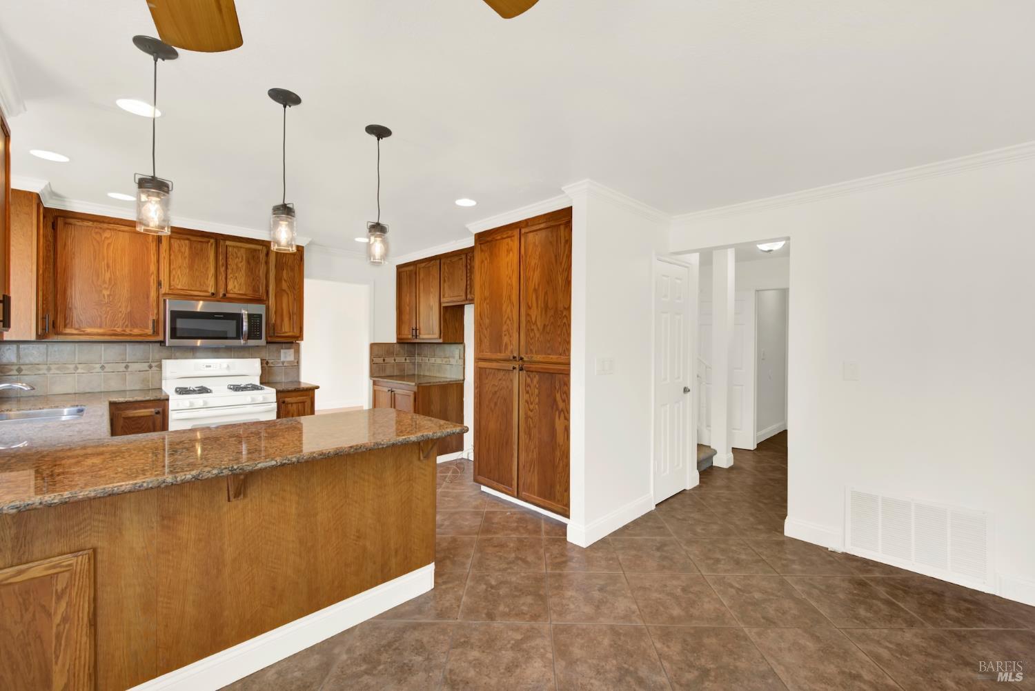 Detail Gallery Image 34 of 99 For 218 Donegal Ct, Vacaville,  CA 95688 - 4 Beds | 2/1 Baths