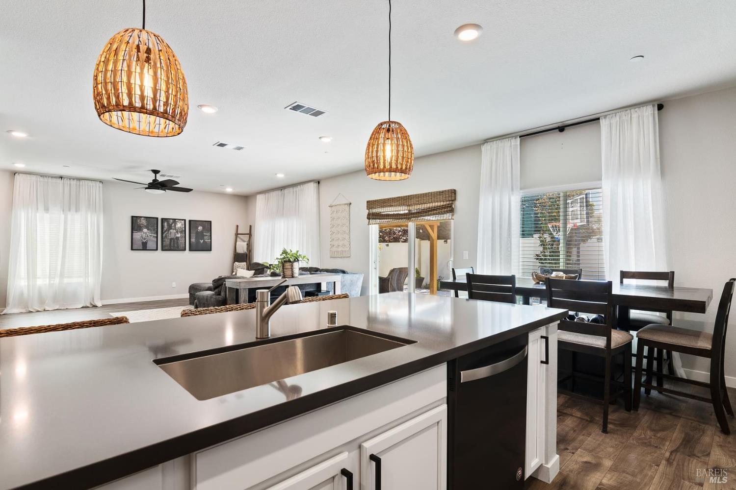 Detail Gallery Image 8 of 28 For 1090 Davidson Ct, Dixon,  CA 95620 - 4 Beds | 3 Baths