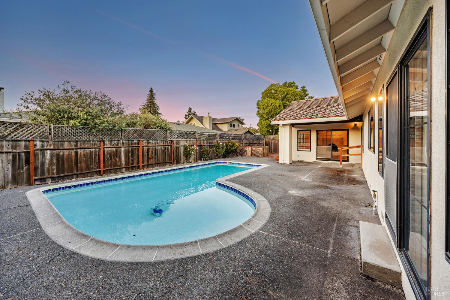 Detail Gallery Image 43 of 45 For 2213 Warwick Dr, Santa Rosa,  CA 95405 - 3 Beds | 2/1 Baths