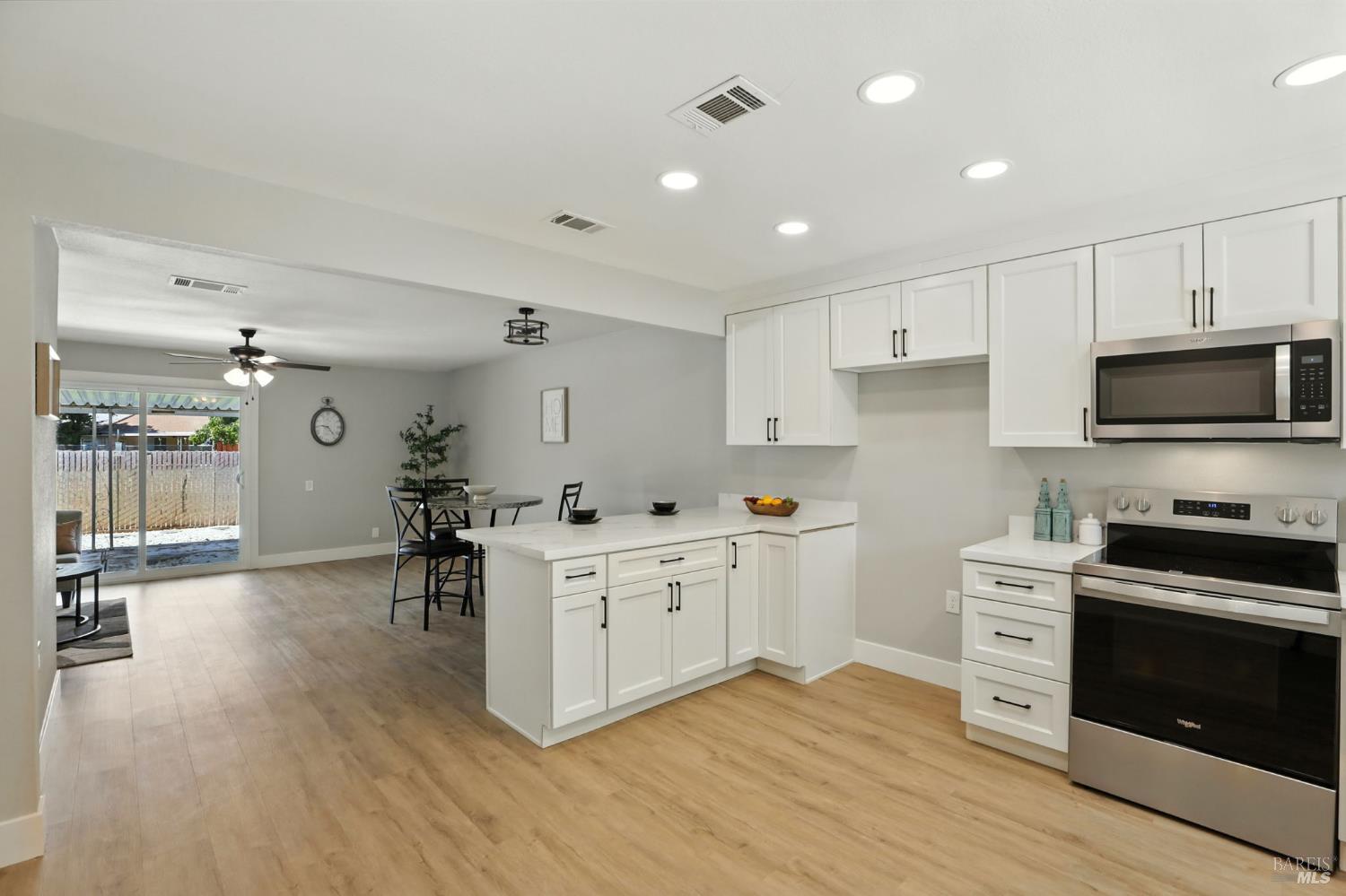 Detail Gallery Image 7 of 19 For 122 Monterey Dr, Vacaville,  CA 95687 - 2 Beds | 2 Baths