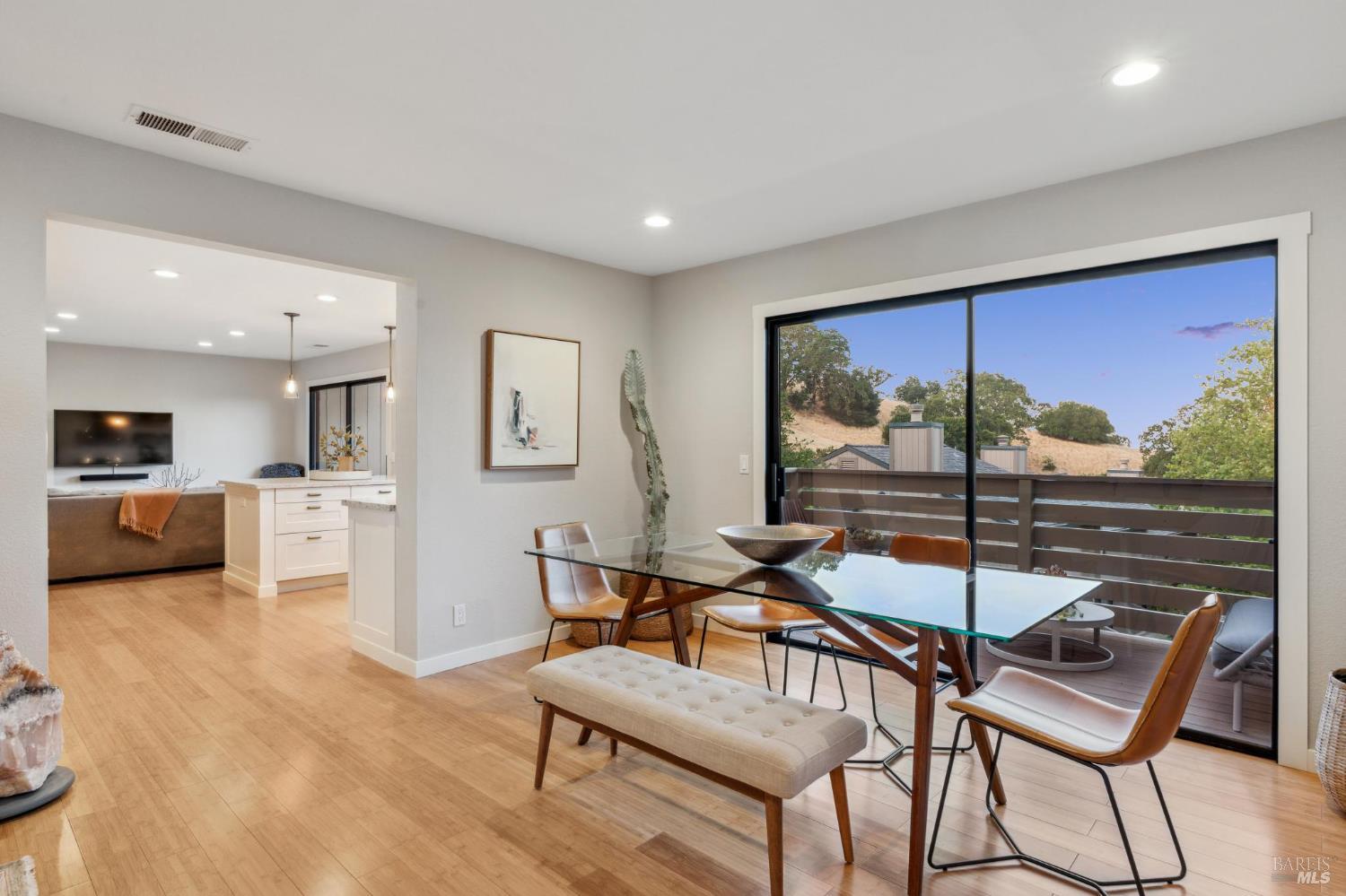 Detail Gallery Image 9 of 42 For 2 Columbine Ln, Novato,  CA 94947 - 3 Beds | 2/1 Baths