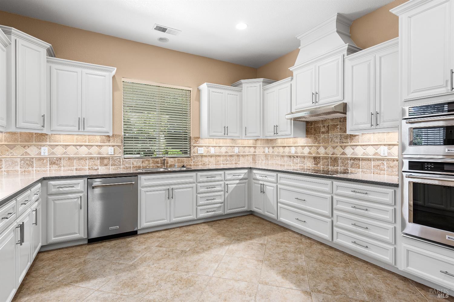 Detail Gallery Image 8 of 39 For 7518 Walnut Orchard Way, Santa Rosa,  CA 95409 - 3 Beds | 2 Baths
