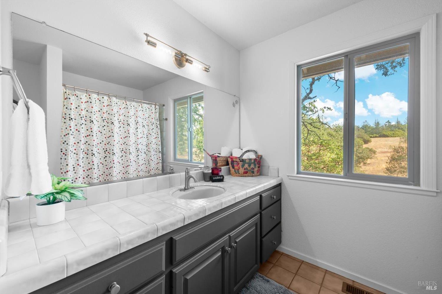 Detail Gallery Image 21 of 31 For 5860 Sharp Rd, Calistoga,  CA 94515 - 4 Beds | 4 Baths