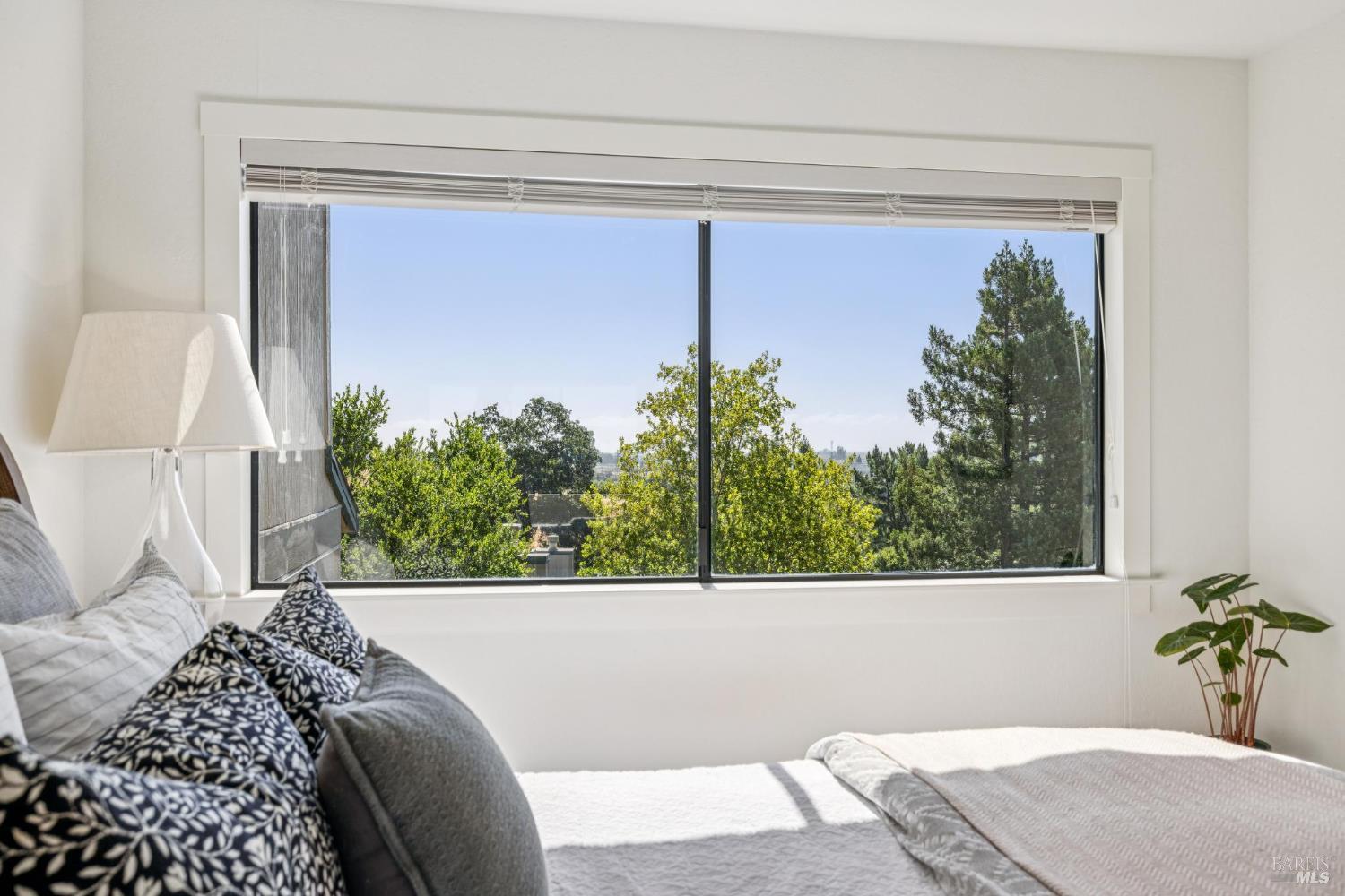 Detail Gallery Image 32 of 42 For 2 Columbine Ln, Novato,  CA 94947 - 3 Beds | 2/1 Baths