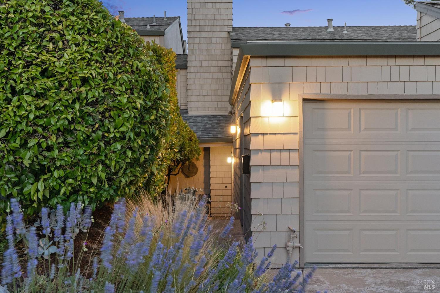Detail Gallery Image 3 of 42 For 2 Columbine Ln, Novato,  CA 94947 - 3 Beds | 2/1 Baths