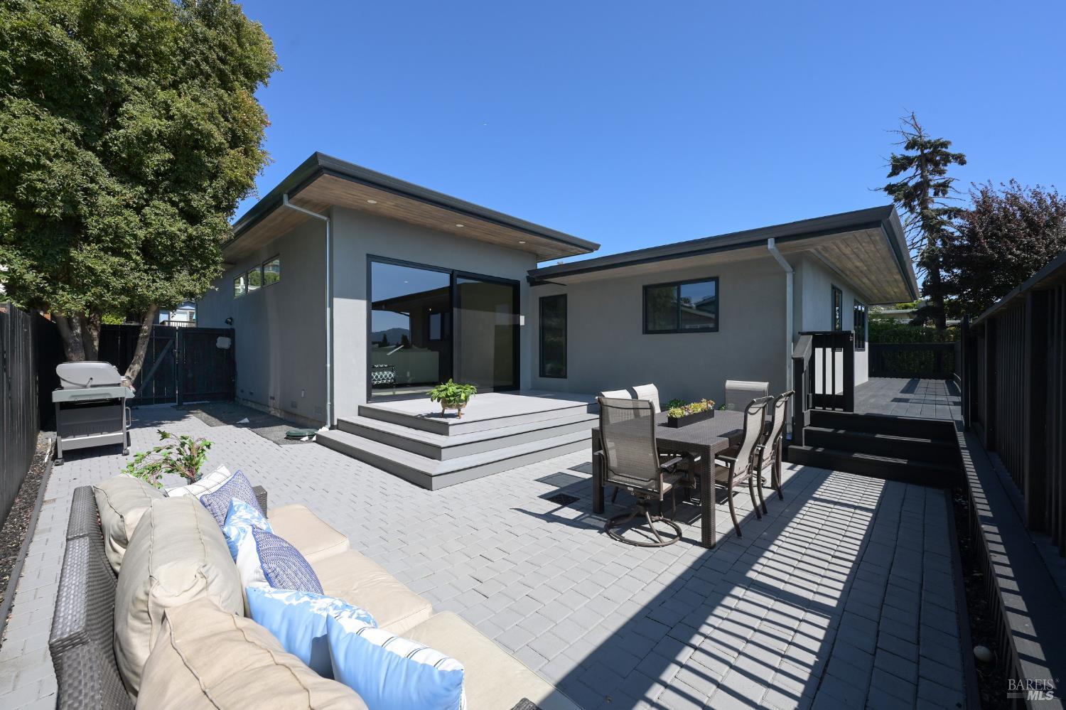 Detail Gallery Image 34 of 45 For 696 Hawthorne Dr, Tiburon,  CA 94920 - 3 Beds | 2 Baths