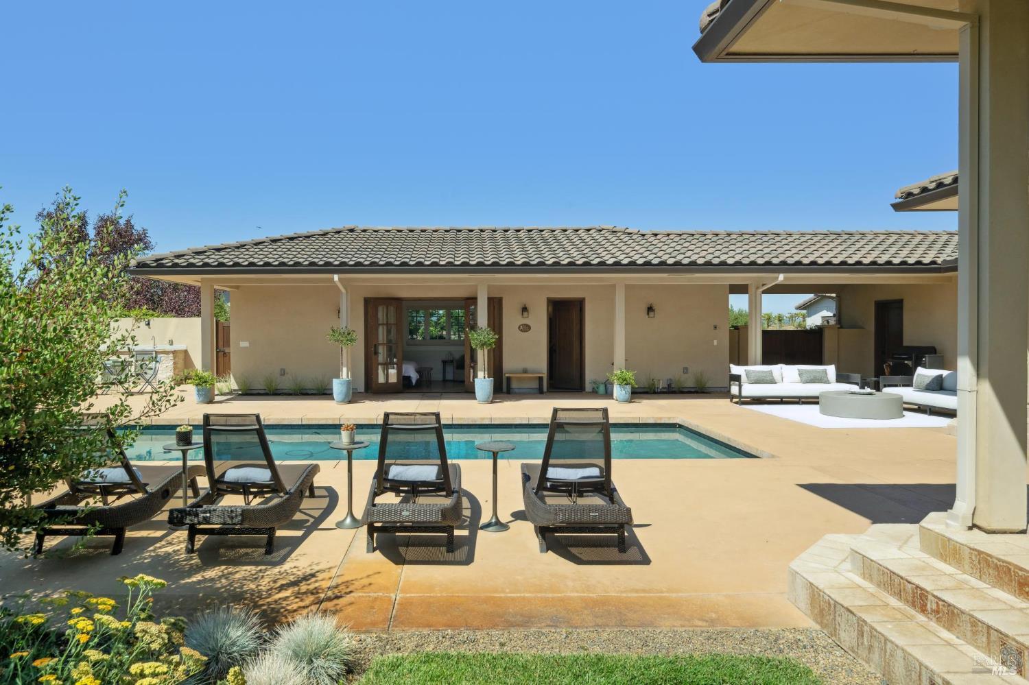Detail Gallery Image 18 of 46 For 1057 Red Tail Rd, Healdsburg,  CA 95448 - 2 Beds | 3/1 Baths