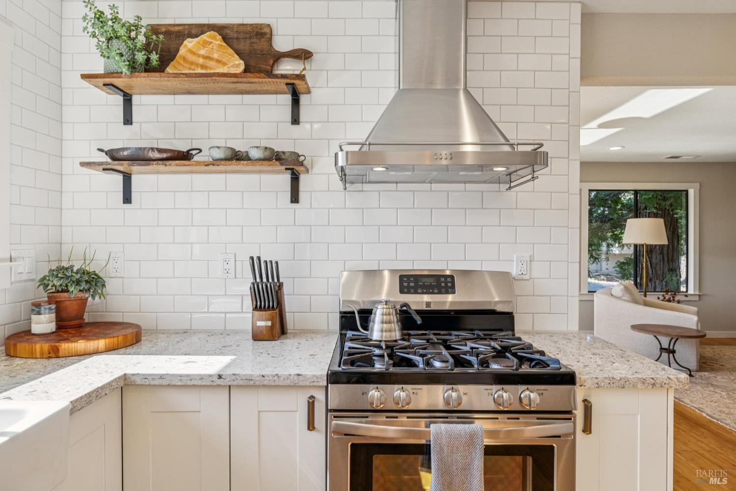 Detail Gallery Image 13 of 42 For 2 Columbine Ln, Novato,  CA 94947 - 3 Beds | 2/1 Baths