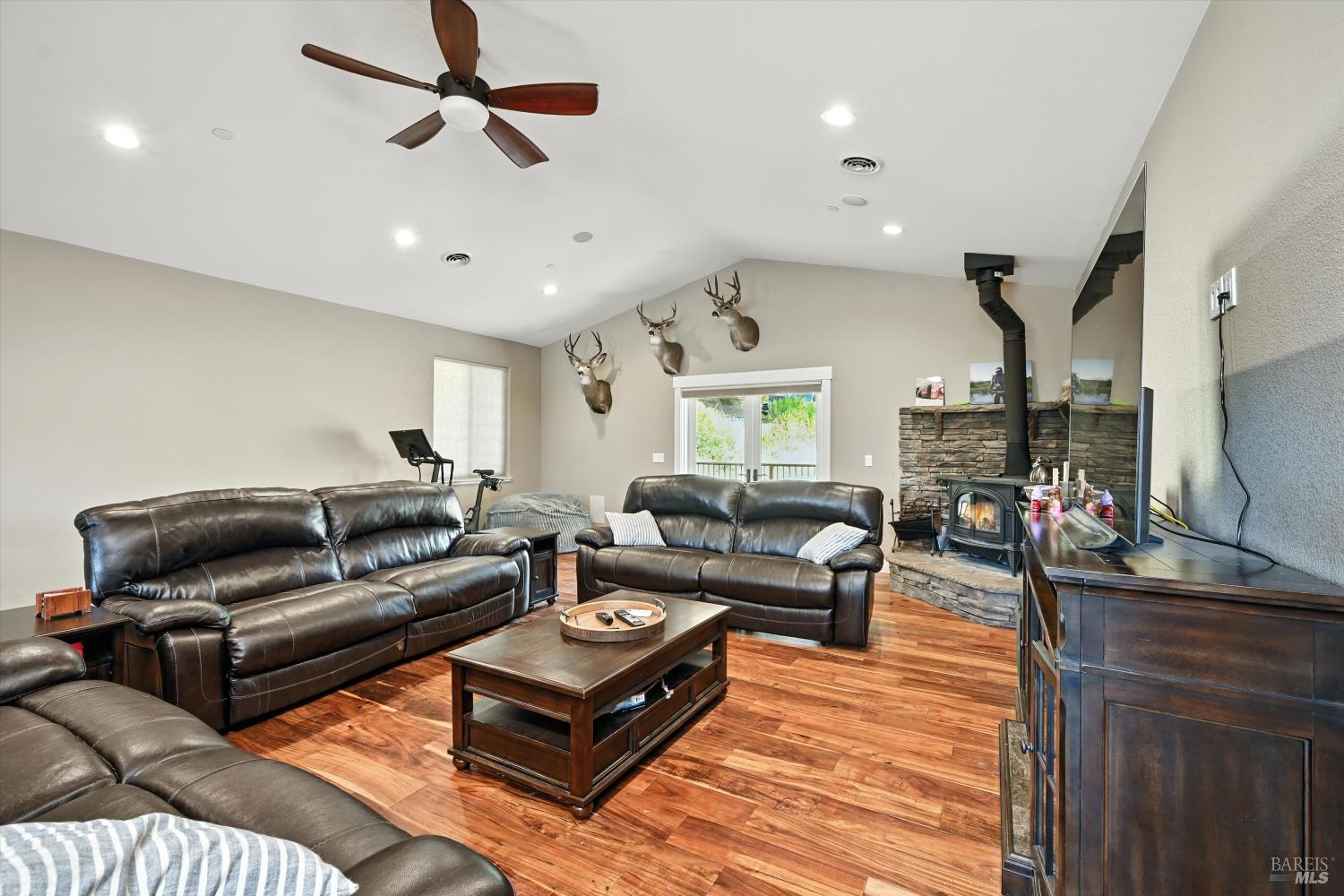 Detail Gallery Image 8 of 24 For 9482 Hoberg Dr, Cobb,  CA 95426 - 3 Beds | 2 Baths