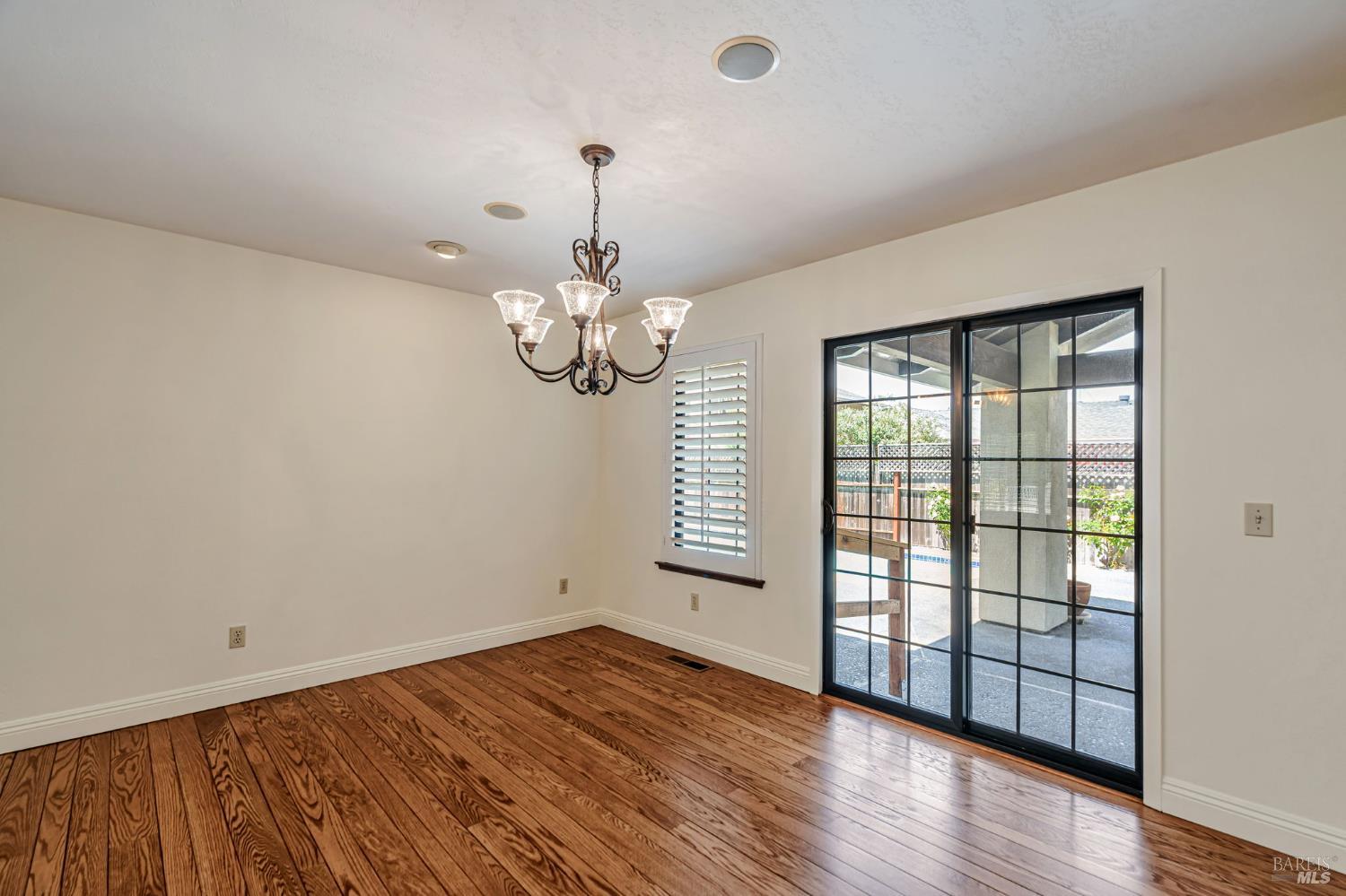 Detail Gallery Image 16 of 45 For 2213 Warwick Dr, Santa Rosa,  CA 95405 - 3 Beds | 2/1 Baths